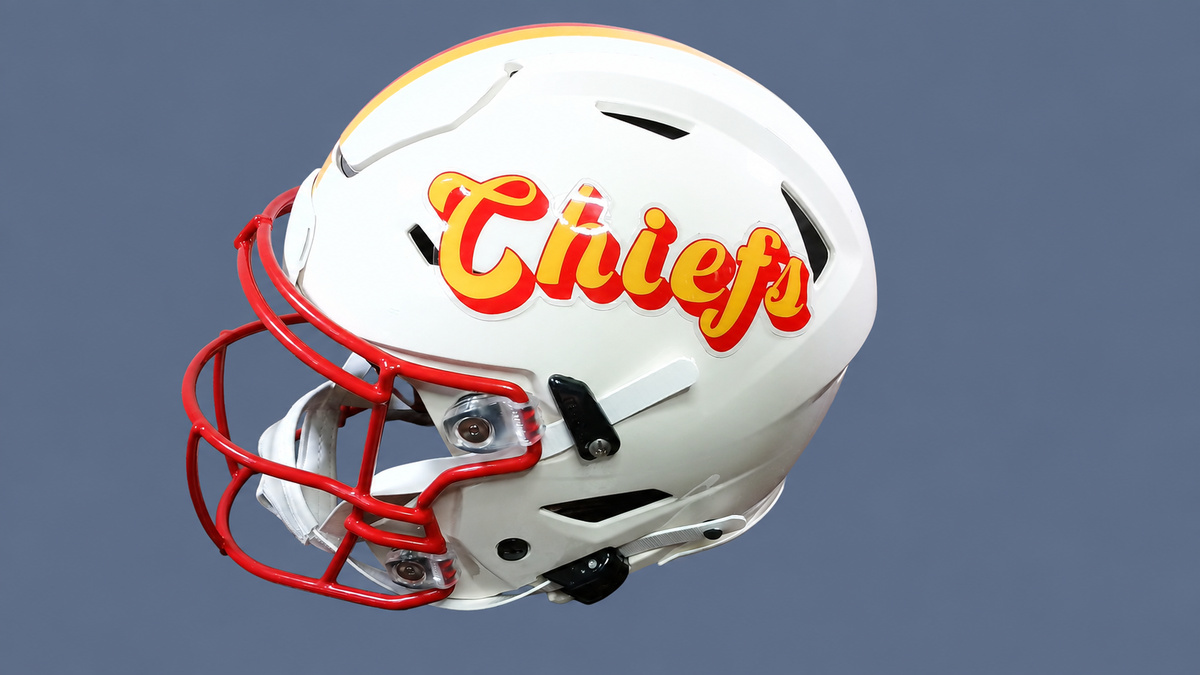 Kenneth Walker III Autographed Kansas City Chiefs White Authentic Speed Helmet – Beckett